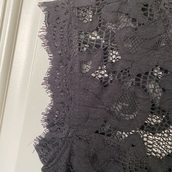 Sans Souci lace dress - Picture 2 of 8